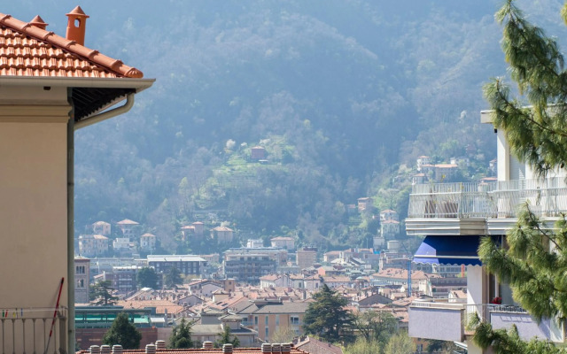 Silky House with Private Parking