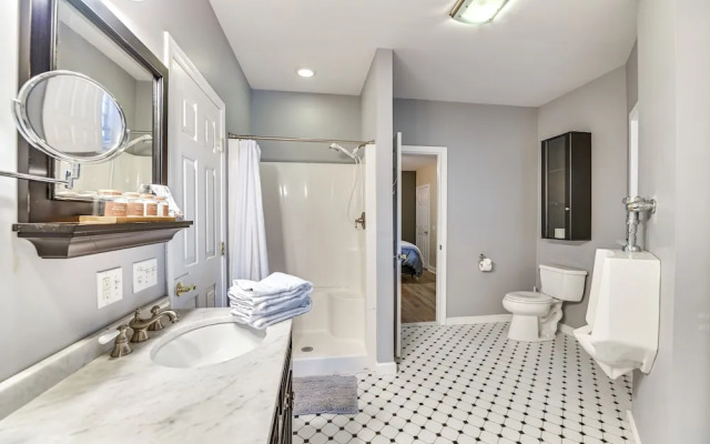 Mountain Views & Fire Pit: Sandgate Getaway