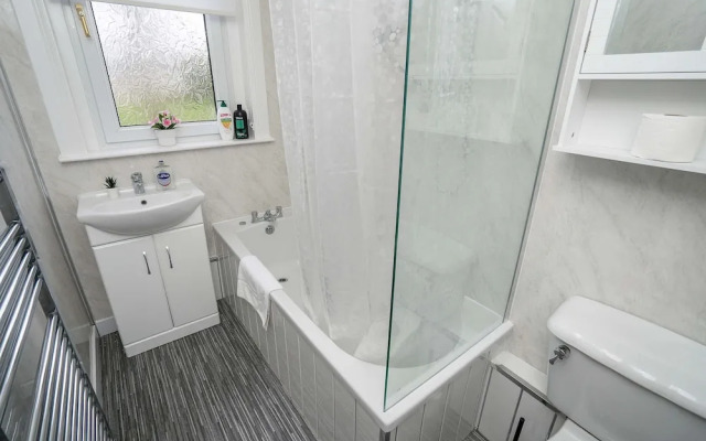 Free Parking - 2 Bedroom Flat