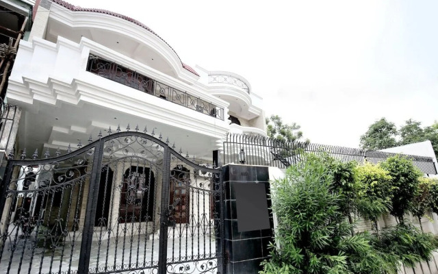 The Corner House By OYO Rooms