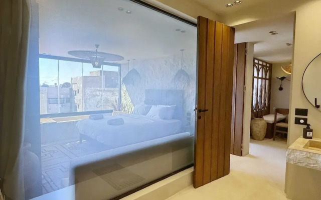 The 2 BDR Pyramids Vista w/ Bathtub