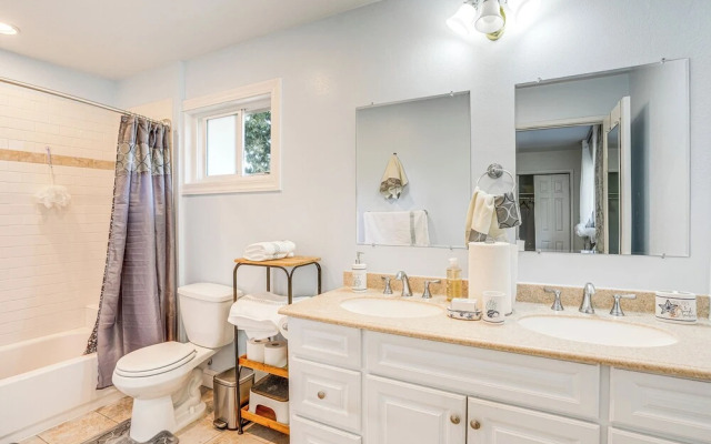 Charming Oakland Home W Fireplace & Deck