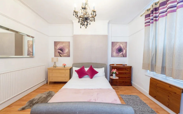 Captivating 5-bed House in Liverpool With Parking