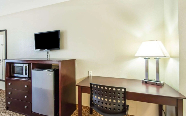 Quality Inn & Suites By the Parks