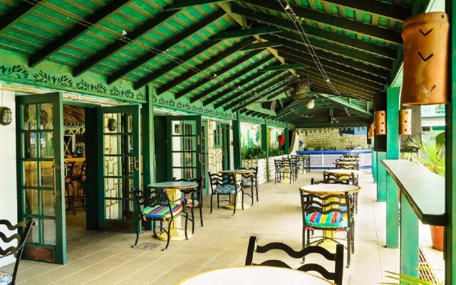 Doctors Cave Beach Hotel