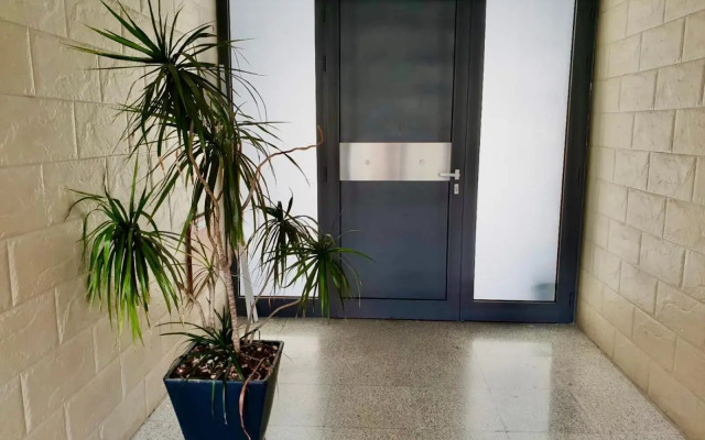 Renovated 2-bedroom flat with free parking, center