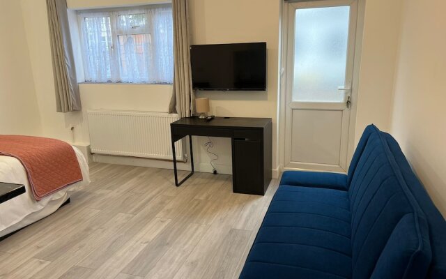 Remarkable 2-bed Apartment in Ilford, London