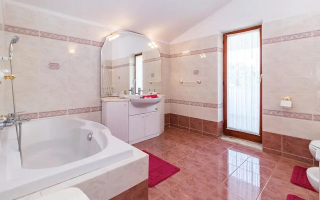 Stunning Home in Pula With Wifi and 4 Bedrooms