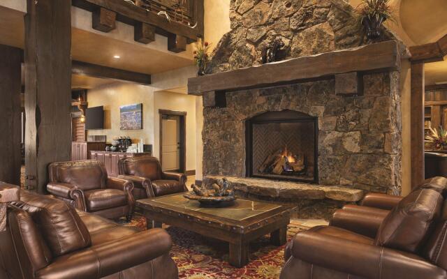 Glacier International Lodge