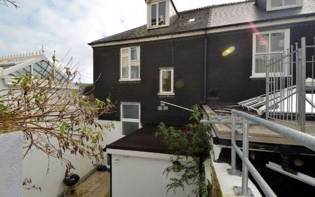 Quaint Apartment in Dartmouth With Private Garden
