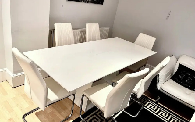 Luxurious 6-bed Entire House in London Ilford