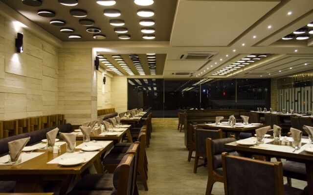 Hotel Grand Elegance