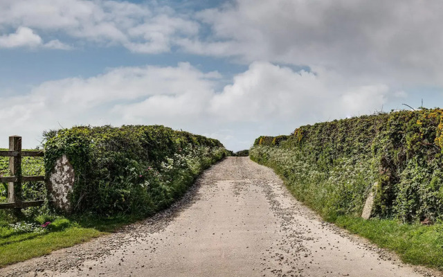 Spacious barn conversion, walk to 3 beaches
