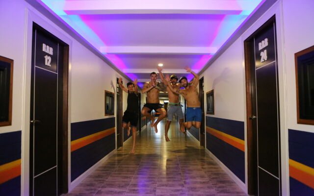 Balcony Party Hostel Beachfront - Adults Only