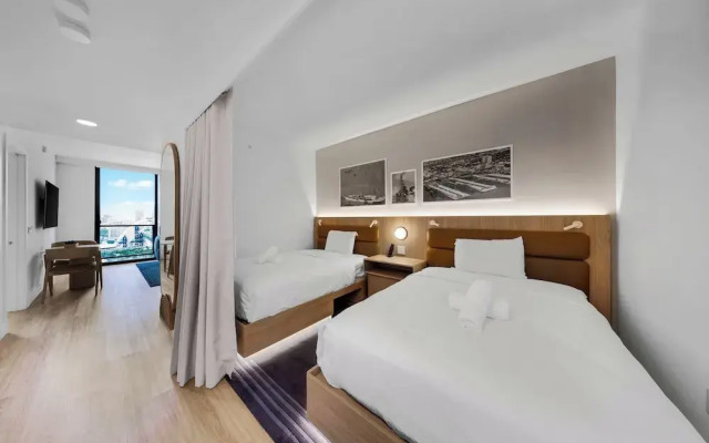 Chic Downtown 1BR with Stunning Views