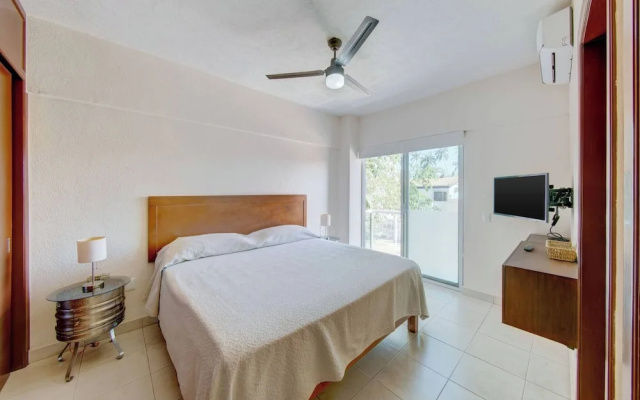 Beautiful Condo With Pool and Close to the Beach