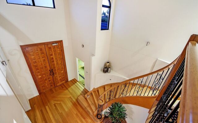 Stunning Lake Front House Amalfi Drive