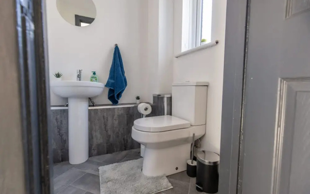 Modern 3 Bed House-free Parking