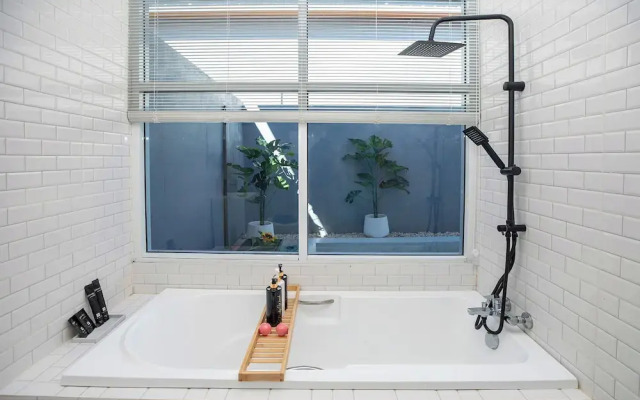 Best Time Pool Suites