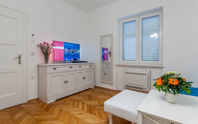 Chic Apartment in The Center