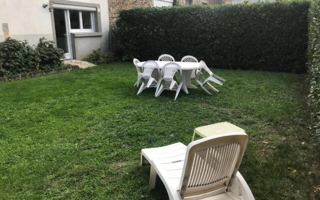 T2 rdc calme, idéalement placé, parking & jardin