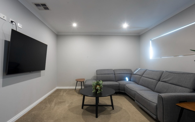 Spacious 4 Bedroom Family Home With Patio and BBQ