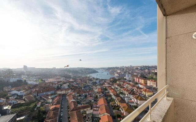 LovelyStay - 1BR Flat with Stunning Views over Porto