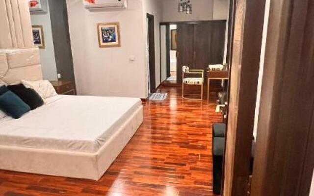 Grand Atrium Designer Apartment