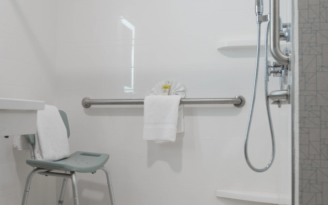 Holiday Inn Express & Suites Lake Forest by IHG