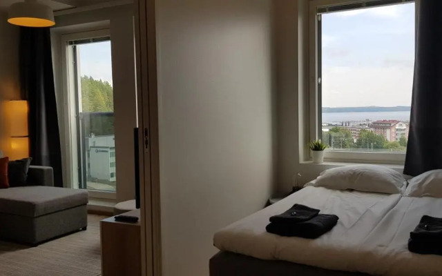 City apartment with lake view and free parking