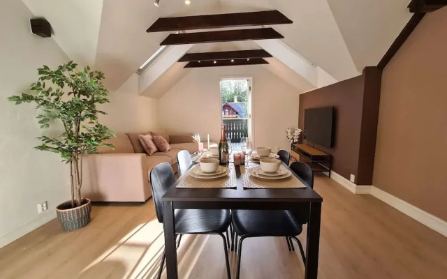 Beautiful Penthouse Near Center, 2-bedroom, Balcony and Free Parking