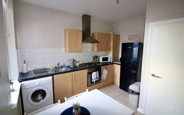 Sleeps 4 only 5 min by taxi