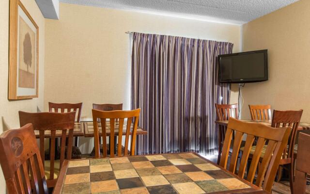 Econo Lodge Airport
