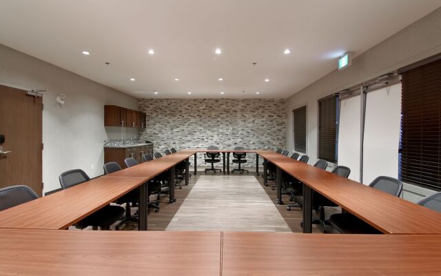 Home Inn and Suites Regina Airport