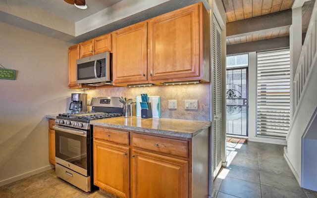 Kona Condo w/ View, Walk to Beach & Restaurants