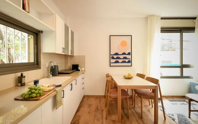 Pet-friendly 2BR Apt & Kitchen