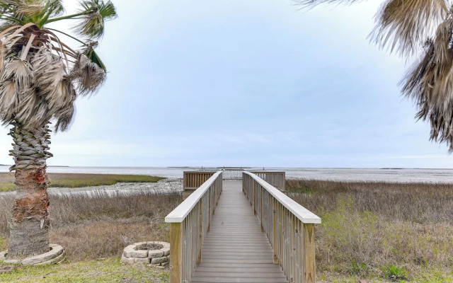 Walk to Beach: Bayfront Gilchrist Getaway!
