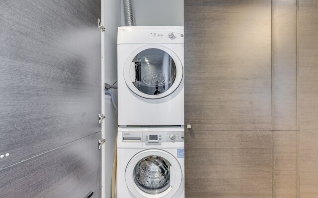 Stunning 1BR Suite in Popular King West
