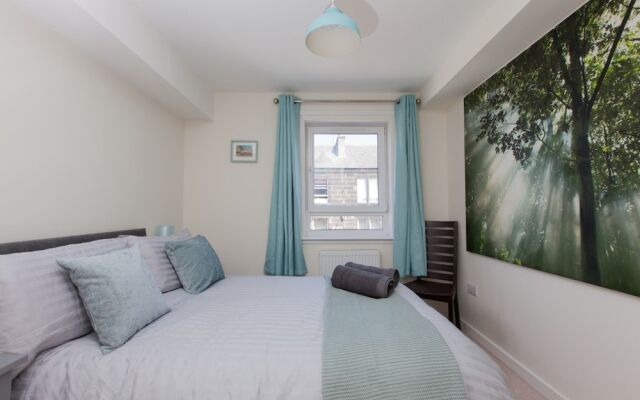 Bright, Contemporary Edinburgh Flat With Parking!