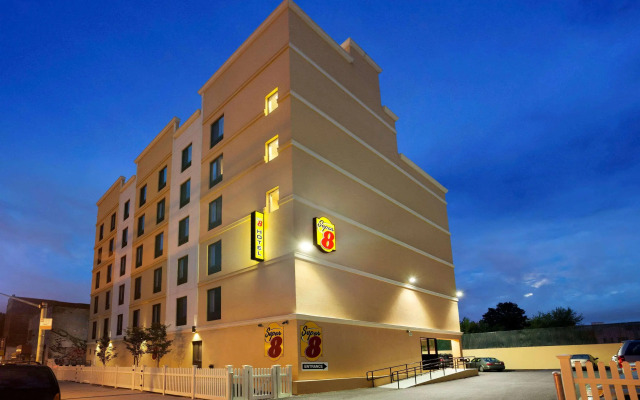 Super 8 By Wyndham Bronx