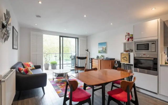 Stylish 2BD With Views of the River Lea