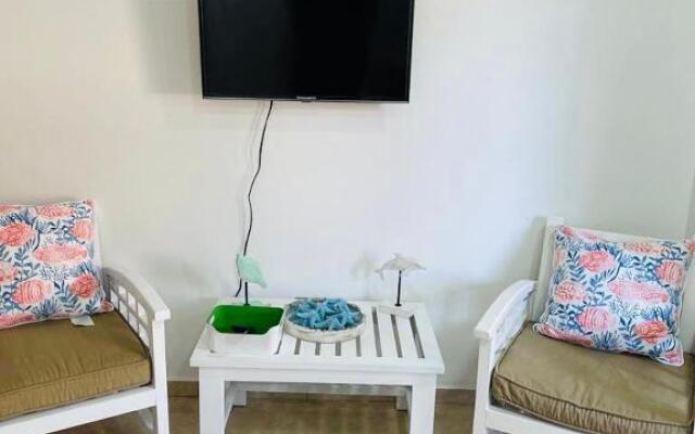 Lovely Beachfront 2 bedrooms condo with 2 pools