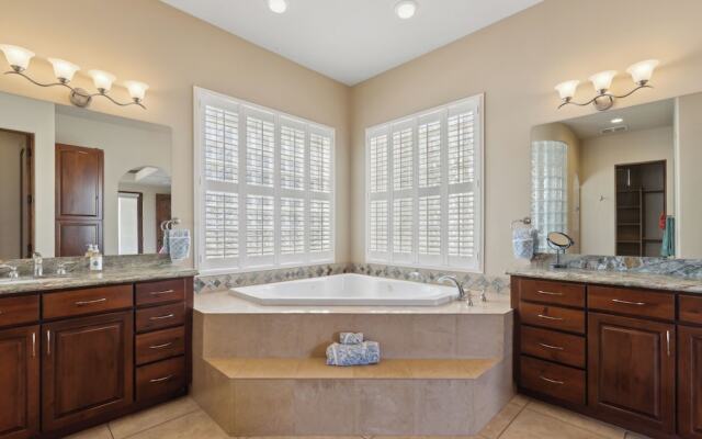 East Mesa Desert and Mountain Views: 5br, Pool