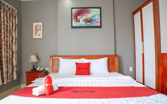 RedDoorz Plus near Hoang Van Thu Park