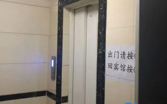 Yueliangwan Hotel (Urumqi Gymnasium Road Shop)