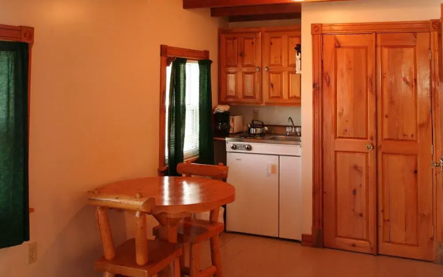 Auberge Les Jardins Inn-Motel Le Brayon & Chalets