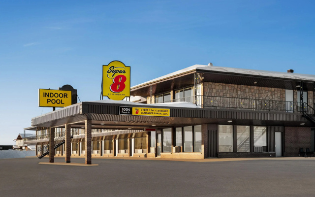 Super 8 by Wyndham Hearst ON