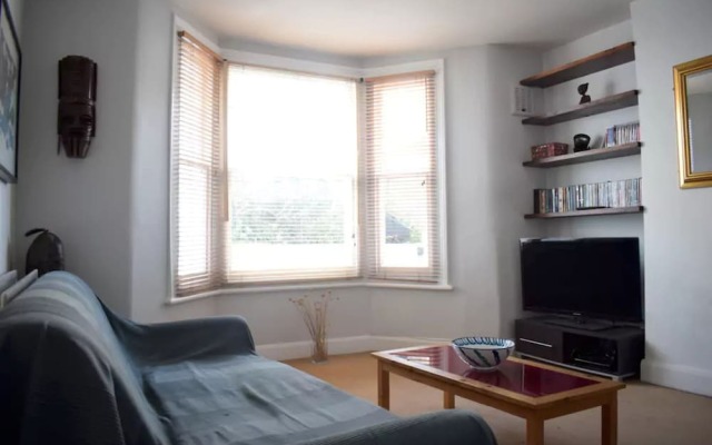 Lovely 2 Bed Apartment with Garden