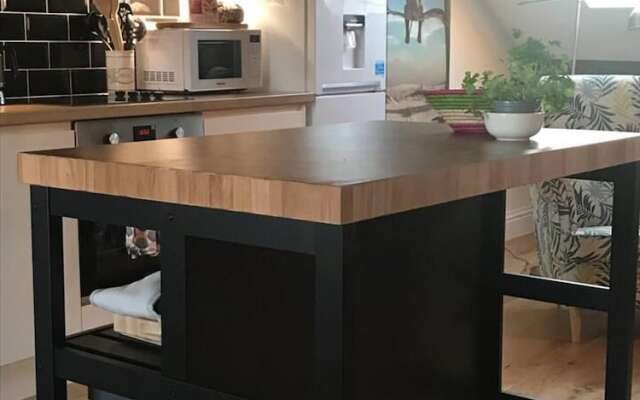 Modern Penthouse With Views in Stroud