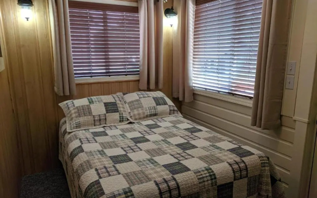 Trails End Cabins & Motel